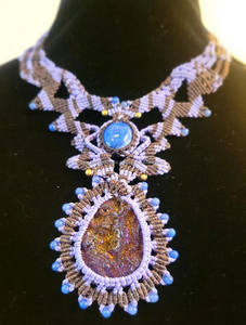 Collar con bordado de cuentas de cristal atemporal, joyería única hecha a mano para fiestas y eventos sofisticados - Product Image 5