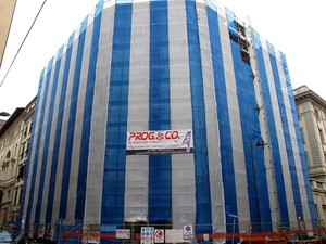 ตาข่ายนิรภัยก่อสร้างสีน้ำเงินและสีขาวสำหรับป้องกันอาคาร ตาข่ายนิรภัยสำหรับโครงสร้างก่อสร้าง ป้องกันสภาพอากาศ - Product Image 1