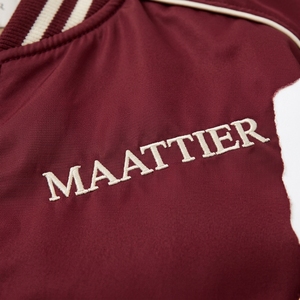 Chaqueta Bomber de Satén Borgoña para Mujer con Ribete en Contraste, Paneles Curvos en las Mangas, Cuello y Puños Acanalados, Bolsillos con Cremallera, Suministro al por Mayor Personalizado - Product Image 6