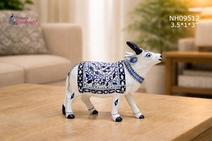 Figura de Vaca de Cerámica Azul Metálica Hecha a Mano con Patrón Floral |   Estatua Decorativa de Vaca |   Decoración de Mesa para el Hogar de Estilo Indio |   Regalo Hecho a Mano - Product Image 6