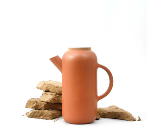 Jarra de terracota hecha a mano Mudra para su hogar - de la colección Earthen - 1 litro con tapa de madera - Product Image 1