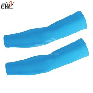 Manchons de compression sportifs personnalisables avec logo pour cyclisme et basketball, protection UV, séchage rapide, en Spandex/Polyester - Product Image 1