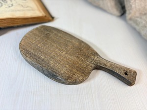Grande planche à découper en bois artisanale avec rainure pour recueillir les liquides lors de la découpe des fruits ou de la cuisson de la viande - Product Image 4