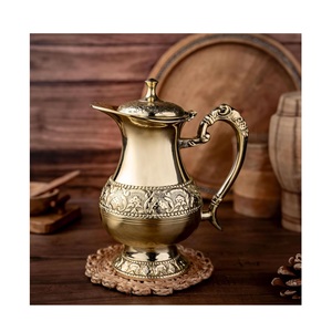 Carafe à eau en laiton artisanale avec motif floral, pichet en laiton avec poignée pour la salle à manger, la cuisine, les hôtels, les cadeaux - Product Image 1