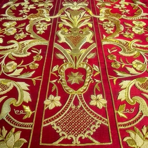 Casulla Romana Personalizable, Ecológica y Bordada a Mano con Hilos de Oro |   Vestimenta Litúrgica Roja para Sacerdote con Flores Grandes - Product Image 4