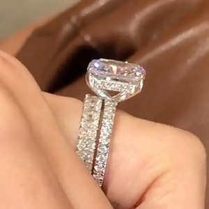 Anillo de Compromiso Elegante de Plata 925 con Moissanita de 5.0 Quilates, Corte Radiante, Halo Oculto, Chapado en Oro, Color D, Claridad VVS, para Mujer - Product Image 2