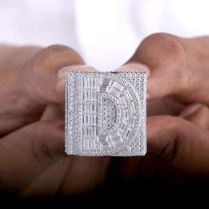 แหวนฮิปฮอปผู้ชายแบบกำหนดเอง ประดับเพชรโมอิสซาไนต์ทรงบาแกตต์ ชุบโรเดียม เงินแท้ 925 ดีไซน์อักษรย่อส่วนตัว - Product Image 4