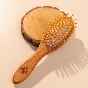 Peine de madera compacto de bolsillo con dientes lisos para un fácil cuidado diario del cabello, disponible a precios de mayoreo. - Product Image 4