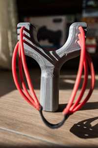 Slingshot en plastique gris durable avec bandes élastiques rouges, poignée DIY, léger, pour les sports de plein air et la pratique de la cible - Product Image 4
