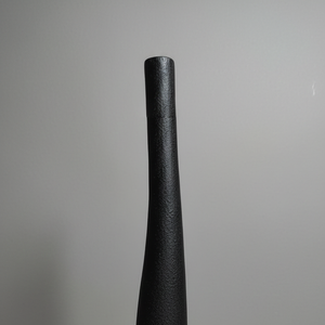 Vase à fleurs en métal noir mat de qualité supérieure, doté d'une finition texturée et d'une silhouette élancée et fine pour la décoration moderne de la maison - Product Image 4