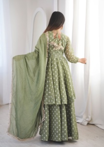 Conjunto de diseñador con top de seda jacquard Butti Crunchy, pantalón Sharara Plazzo y dupatta de seda Crunchy, completamente cosido y listo para usar. - Product Image 3