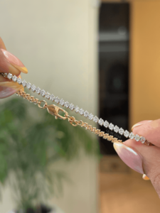 Bracelet tennis élégant et minimaliste en or 18 carats avec diamants de laboratoire sertis clos, couleur EF, pour elle - Product Image 2