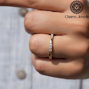 Bague de fiançailles classique pour femme en argent plaqué or 18 carats avec moissanite taille coussin sertie à griffes - Product Image 5