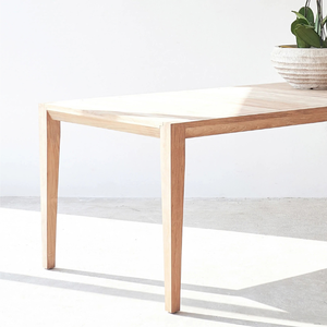 Mesa de Comedor de Teca con Diseño de Listones – Acabado en Madera Clara, Diseño de Alta Calidad para Interiores o Exteriores - Product Image 4