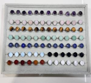 Vente en gros de bagues en cristal naturel multi-pierres, bague ajustable en pierre précieuse ovale taillée en diamant, fournisseur en gros de bagues en cristaux - Product Image 2