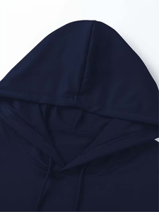 Camiseta con Capucha de Manga Corta Azul Marino para Hombre, Corte Regular, Tejido Ecológico, Estilo Casual con Logotipo Estampado en la Parte Delantera - Product Image 3