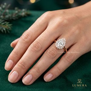 Anillo de Compromiso con Halo de Diamantes en Forma de Pera en Oro Rosa para Mujer, Joyería Nupcial Romántica con Banda Lisa Clásica - Product Image 1