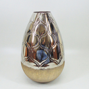 Florero de Aluminio de Diseño con Base Elevada para una Decoración Floral Elegante y Estilizada del Interior - Product Image 4