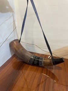 Corne de Viking authentique sculptée à la main, trompette de bataille en buffle, sangle en cuir, son antique, objet de spectacle musical, cadeau. - Product Image 2