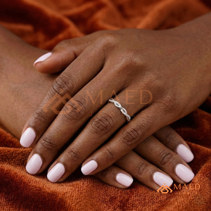 แหวนเพชรเงิน 14K ดีไซน์เกลียวสุดหรู |   แหวนแต่งงานเพชรแล็บโกรว์ทรงอินฟินิตี้แบบถัก | แหวนหมั้นมอสซาไนต์ - Product Image 3