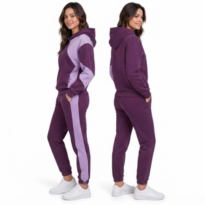 Ensemble de survêtement pour femme avec veste zippée respirante et pantalon à taille élastique, fabriqué en tissu polyester doux et confortable - Product Image 5
