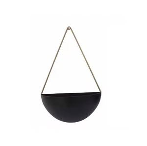 Maceta colgante moderna de metal con marco circular y base de madera para plantas verdes de interior. - Product Image 6