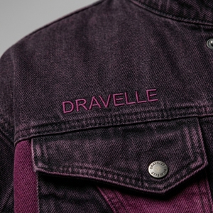 Veste utilitaire en jean bordeaux délavé pour homme, col montant personnalisé, à rabat boutonné, blocs de couleur chevron, style streetwear tactique - Product Image 6