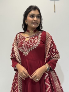 Ensemble de robe Anarkali en soie romaine avec sequins, rivets et perles, pantalon brodé doublé et dupatta en viscose jacquard QO 1076 - Product Image 5