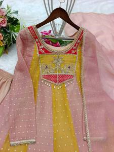 Besticktes Indisch-Pakistanisches Salwar Kameez Set für Hochzeiten und Feiern, Damen Blumenmuster Bordüre Netz-Dupatta, Normale Passform - Product Image 3