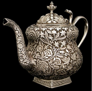 Surahi antiguo con acabado plateado, presenta incríbilmente complejas grabas en relieve tradicionales y un pico con forma de animal. Disponible al por mayor - Product Image 4