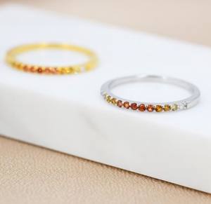 Anillo de media eternidad ombre rojo arcoíris en plata de ley, anillo delgado minimalista apilable con circonita cúbica roja granate en plata o oro - Product Image 3