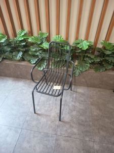 Silla de Jardín Metálica Minimalista, Muebles de Exterior con Estructura Resistente, Patas Cónicas, Acero con Recubrimiento en Polvo, Silla de Patio - Product Image 2