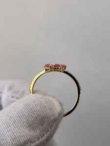 แหวนพลอยสีชมพูรูปทรงลูกแพร์ ดีไซน์วินเทจ เงินแท้ 925 ชุบทอง 14K แหวนหมั้นพลอยสีชมพู - Product Image 2