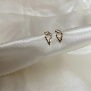 Boucles d'oreilles en or jaune avec diamants de laboratoire en forme de goutte d'eau - Product Image 2