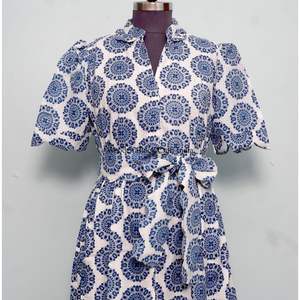 ชุดเดรสไหมพรมสไตล์อินเดีย คังกูร่า คอวี ความยาวปานกลาง สำหรับผู้หญิง ลายพิมพ์รักษ์โลก ซักได้ ตกแต่งด้วยกระดุม - Product Image 4