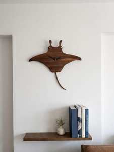 Reloj de Madera con Diseño de Manta Raya, Decoración Moderna para Cuarto Infantil con Temática Costera, Reloj Minimalista de Madera con Diseño Oceánico - Product Image 4
