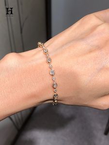 Pulsera de tenis con diamantes ovalados y redondos engastados en bisel, de oro de 14K, con cadena de eslabones y múltiples piedras alternadas. - Product Image 4