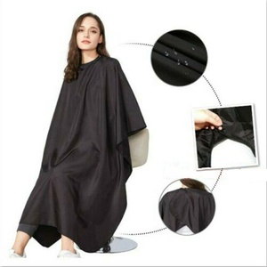 CAPES DE BARBIER AVEC DESIGN PERSONNALISÉ 100% POLYESTER EN ÉTANCHE ET RÉSISTANT À L'EAU - Product Image 2