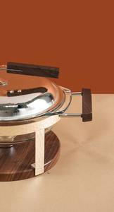 Plat à chafing rectangulaire en acier inoxydable martelé avec base et poignées en bois, chauffe-plats professionnel pour buffets et traiteurs hôteliers - Product Image 3