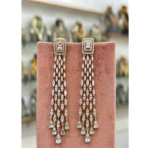 Boucles d'oreilles tendance et élégantes plaquées or avec zircon, au magnifique éclat, pour femmes et jeunes filles, idéales pour les mariages et les soirées. - Product Image 2