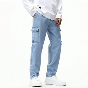 Pantalones cargo de mezclilla de lavado claro para hombre, de corte relajado, que combinan comodidad con un estilo urbano. - Product Image 1