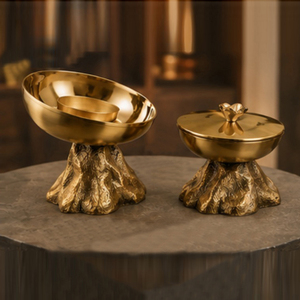 Ensemble élégant de brûleurs d'encens en métal doré avec un design de bol moderne et un récipient à couvercle sur des bases uniques en écorce d'arbre pour les arômes - Product Image 1