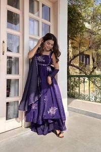 ชุดเดรสยาวปักลายดอกไม้สีม่วงแบบ Anarkali Salwar Kameez สำหรับผู้หญิง ชุดงานแต่งงานแบบปากีสถาน - Product Image 4