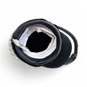 Chapeau en fausse fourrure noire de haute qualité avec cordon tressé blanc, plume et pompons - Product Image 4