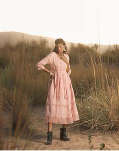 เดรสแฟชั่นฤดูร้อนปี 2026 แบบหลายชั้น ดีไซน์แขนสั้นสีชมพู ดีไซน์ใหม่ เดรสยาวทรงแม็กซี่ คอกลมสำหรับผู้หญิง - Product Image 1