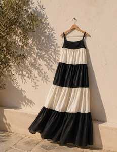 Robe longue décontractée d'été pour femme, noire et blanche, à blocs de couleur, bretelles spaghetti, coupe trapèze, style bohème, avec ourlet évasé à volants - Product Image 2