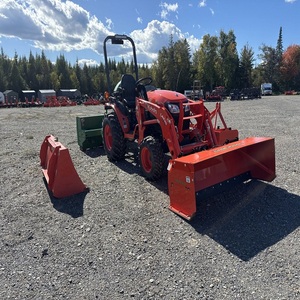 Tracteur Kubota avec souffleuse à neige pour les opérations agricoles, l'entretien hivernal, le déneigement et des performances fiables en extérieur - Product Image 4