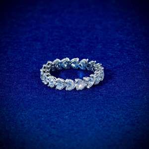 Anillo de Eternidad de Moissanita Blanca con Corte de Corazón, Banda Plateada con Incrustaciones, Joyería de Compromiso y Boda para Mujer - Product Image 1