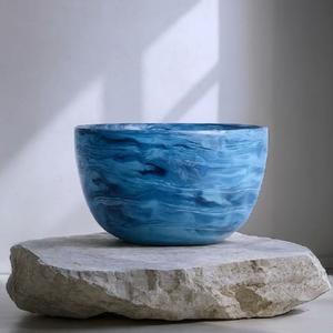 Bol en verre marbré bleu fait main, plat de service décoratif moderne, finition polie pour la présentation des aliments et de la table - Product Image 2