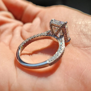 Bague de fiançailles en diamant taille radiant pour femme, en platine, certifiée IGI, style classique avec diamants latéraux - Product Image 5
